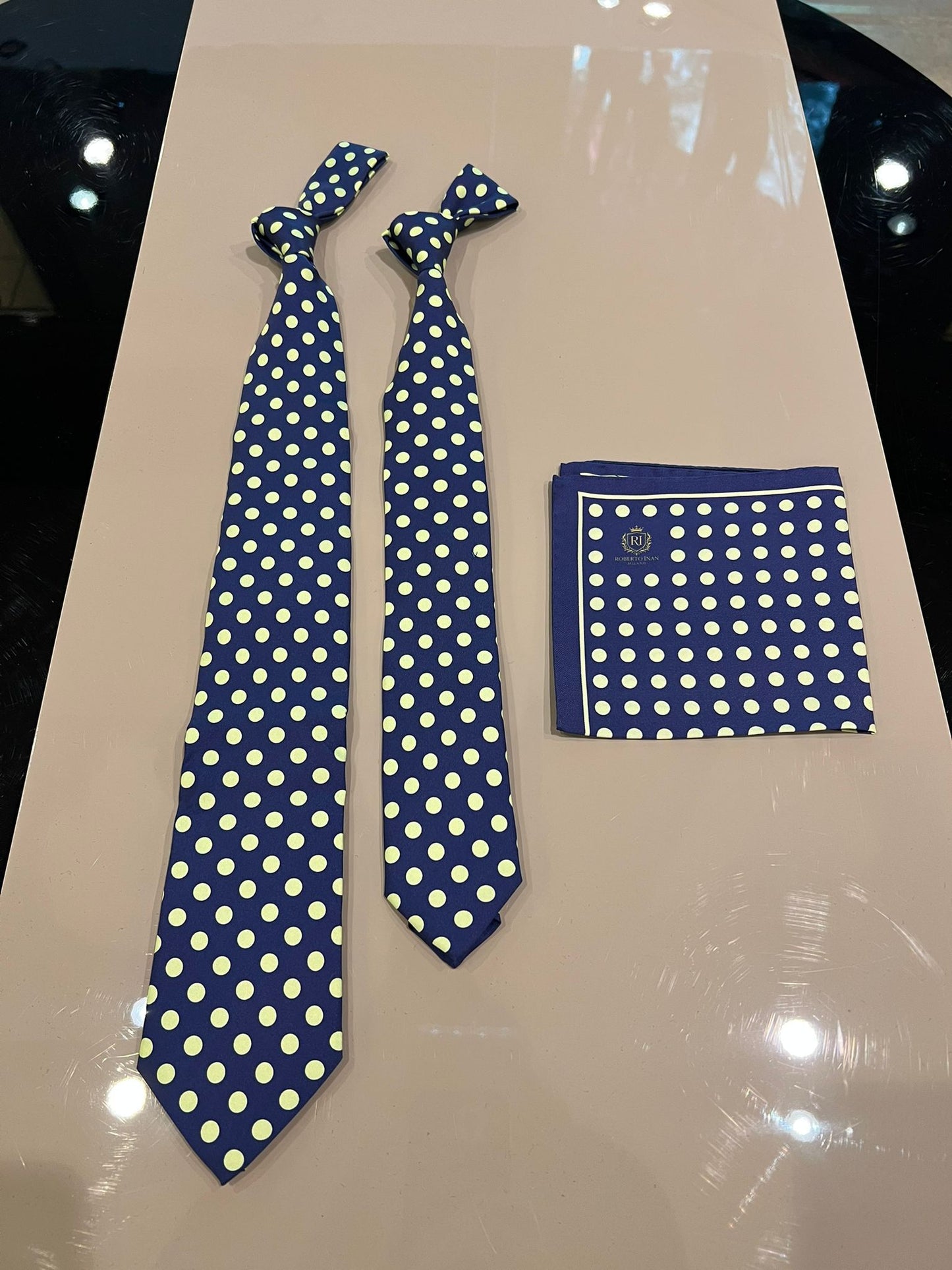 Seidenkrawatte Marineblau mit hellgelben Punkten (mit Einstecktuch)