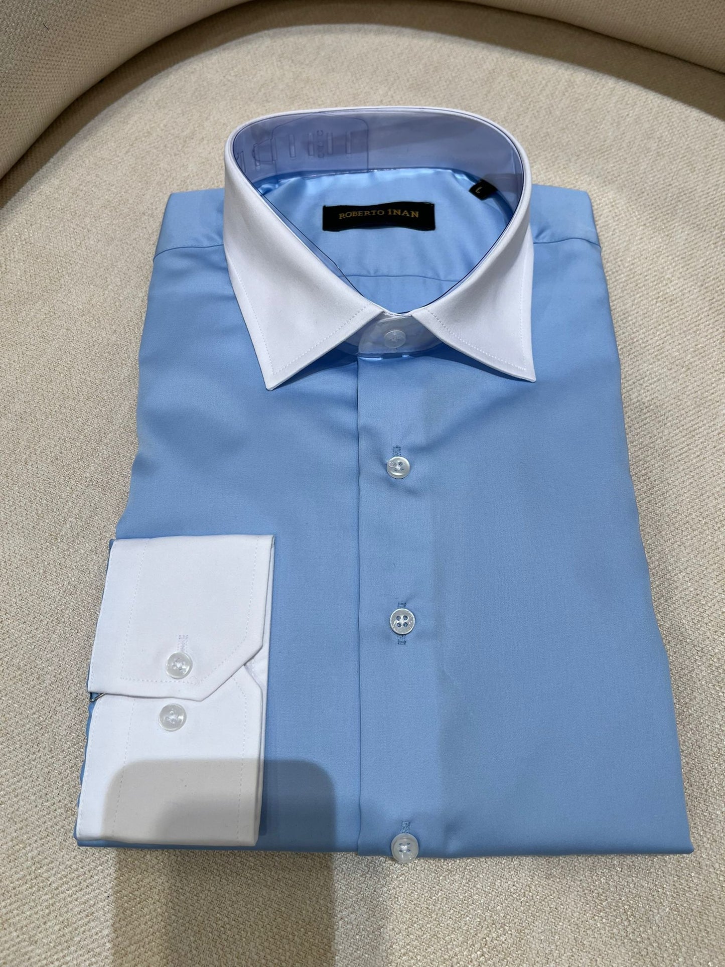 Herrenhemd Hellblau mit weißem Kragen und Manschette