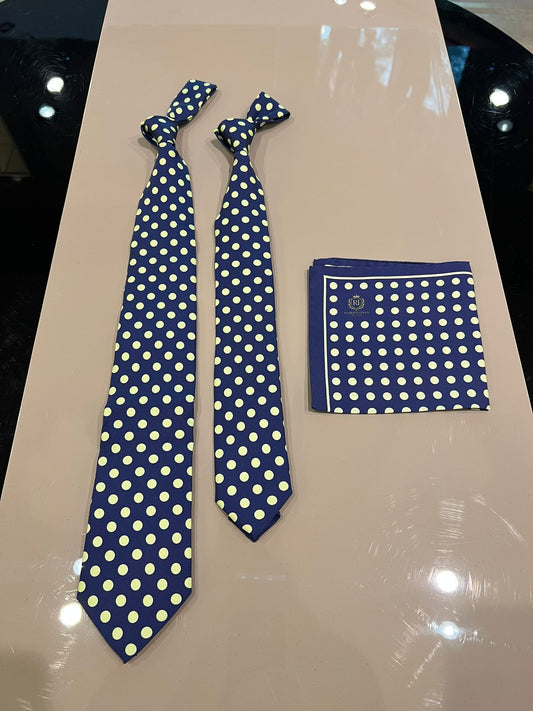 Seidenkrawatte Marineblau mit hellgelben Punkten (mit Einstecktuch)