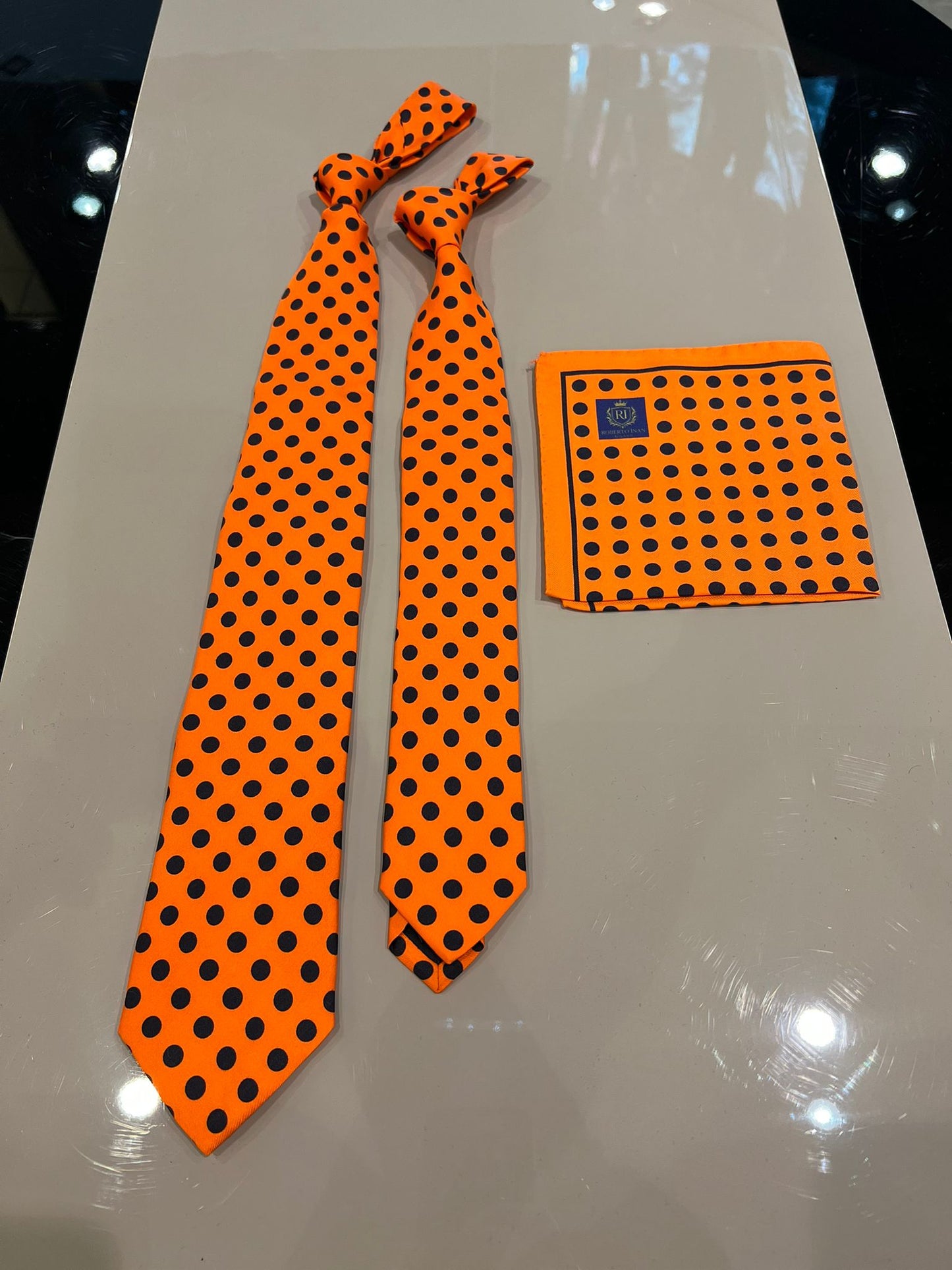Seidenkrawatte Orange mit schwarzen Punkten (mit Einstecktuch)